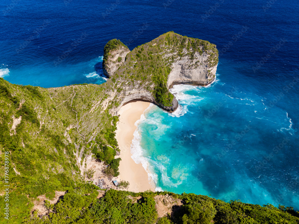 Fototapeta premium High angle view of the T-Rex shaped cliff and turquoise water at Kelingking Beach