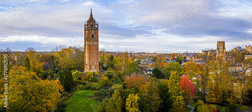 Foto Cabot Tower surrounded by colorful autumn trees in Brandon Hill Park, with historic Bristol architecture in the background