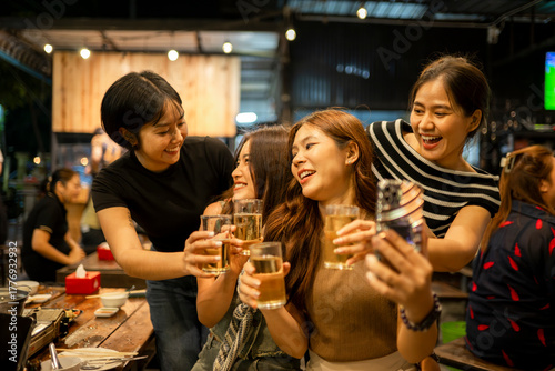 Foto Asian women friends celebrating at night taking selfie