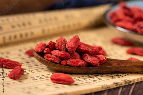 Fotografía Dried Chinese wolfberries or Goji berry on table
