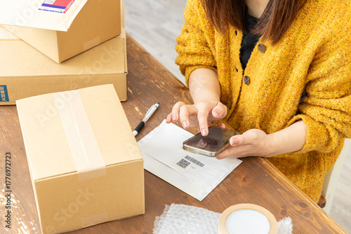 荷物の発送準備をする女性