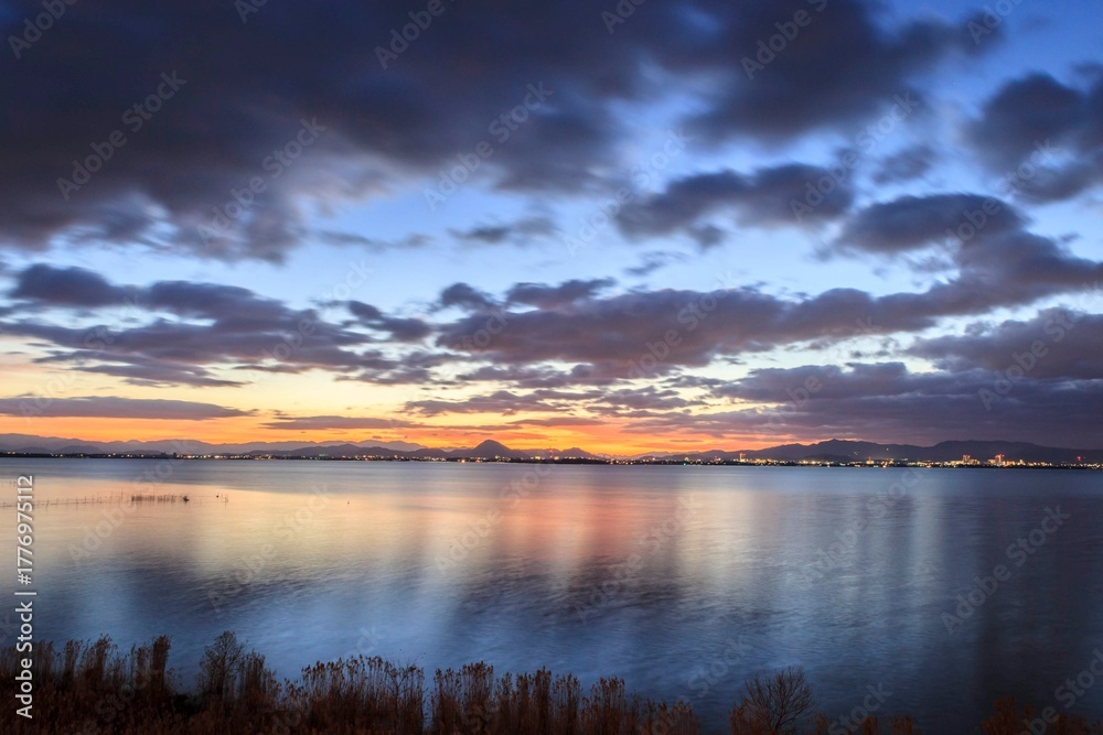 Fototapeta premium Biwako Twilight: Sunrise over Japan's Largest Lake