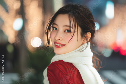 クリスマスシーズンにデートをする美しい女性。