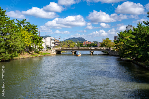 Foto 松江市の北堀橋と遊覧船の風景