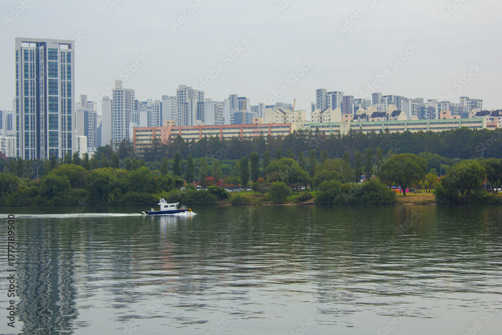 Obraz premium This is a view of the Han River on a cloudy day.
