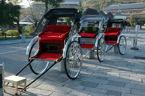 A line of rickshaws waiting at a famous tourist spot (Autumn sightseeing in Kyoto, Sagano and Arashiyama area) / 有名観光地で待機している人力車の車列(秋の京都観光，嵯峨野・嵐山界隈)