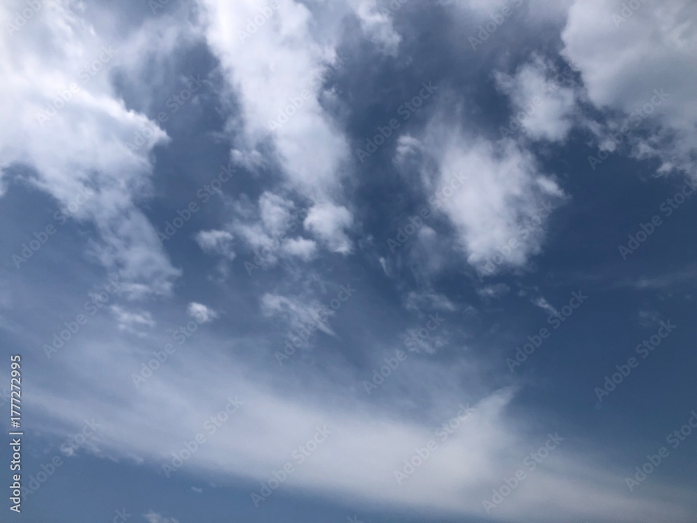 Obraz premium Blue sky and white clouds background