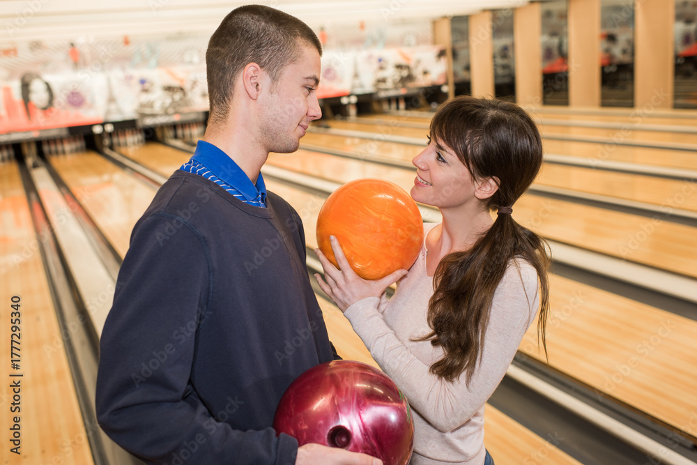 Obraz premium dating couple enjoy bowling together