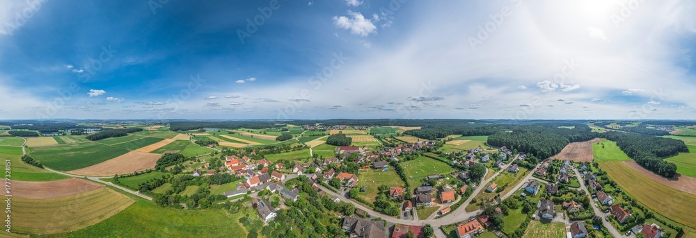 Fototapeta premium Blick ins Fränkische Seenland rund um das Dorf Eichenberg nahe der Gemeinde Haundorf