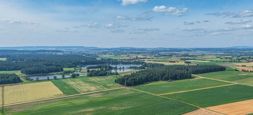 Fototapeta premium Blick ins Fränkische Seenland rund um das Dorf Eichenberg nahe der Gemeinde Haundorf