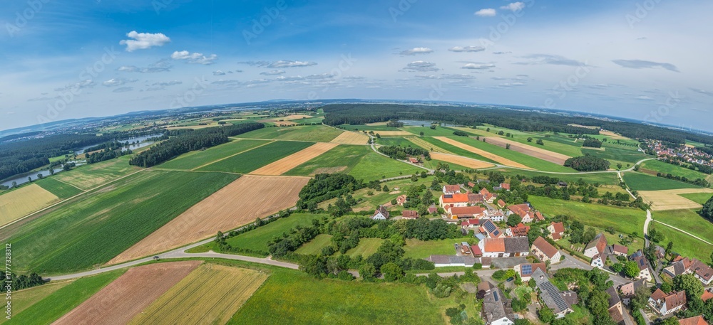 Fototapeta premium Die Ortschaft Eichenberg im mittelfränkischen Kreis Weißenburg-Gunzenhausen von oben