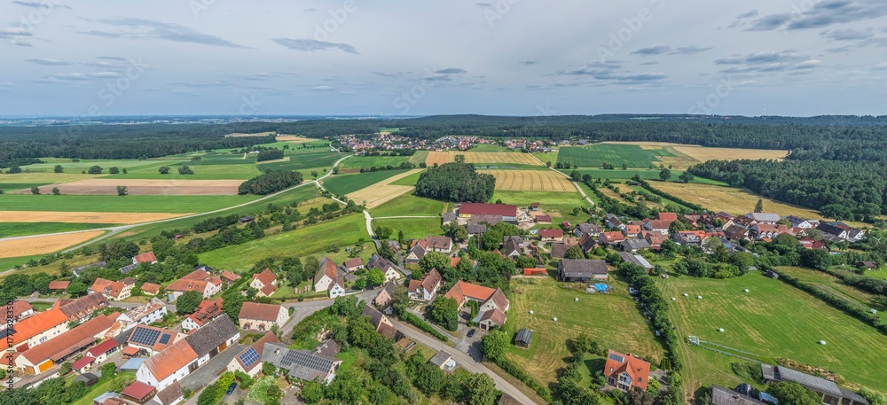 Fototapeta premium Die Ortschaft Eichenberg im mittelfränkischen Kreis Weißenburg-Gunzenhausen von oben