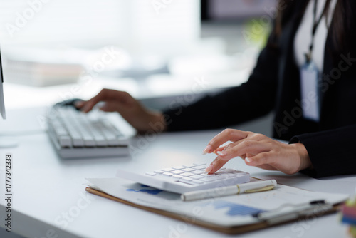 Fotografía Businesswoman calculating financial data using calculator in office