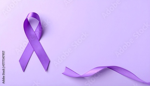 Lazo morado extendido sobre fondo lila como símbolo de empatía y concienciación contra la violencia de género y el Alzheimer