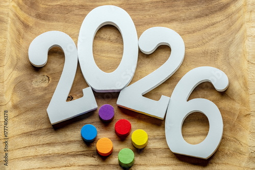 Nuovo anno 2026 con numeri di legno con i colori della pace 