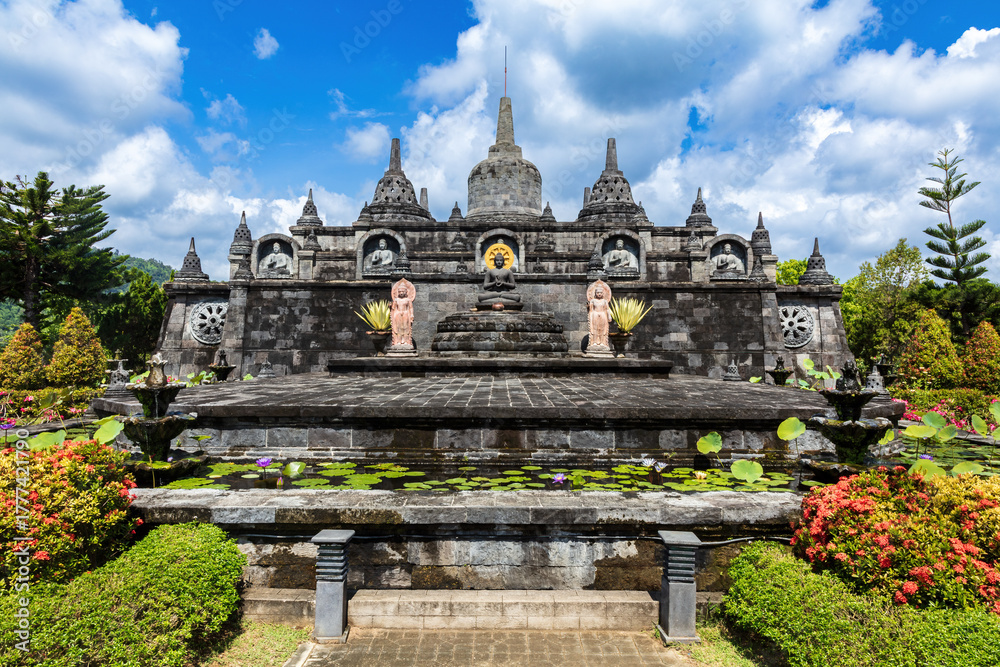 Obraz premium Temple at the Buddhist temple Brama Vihara Aram in northern Bali, Indonesia, a miniature version of Borobudur, the famous Buddhist temple in Java. 