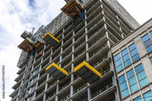 Foto High rise under construction with cantilever decks and floor rhythm
