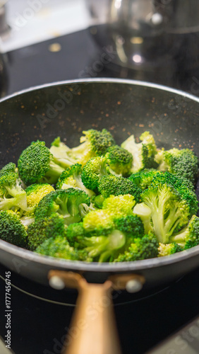 Принти на полотні Ground meat and broccoli stir-frying in a non-stick pan