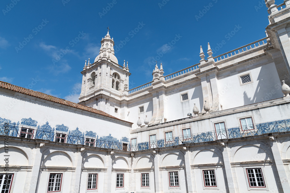 Fototapeta premium lisboa, claustro con azulejos e iglesia del monasterio de san vicente do fora, monumento nacional, portugal.