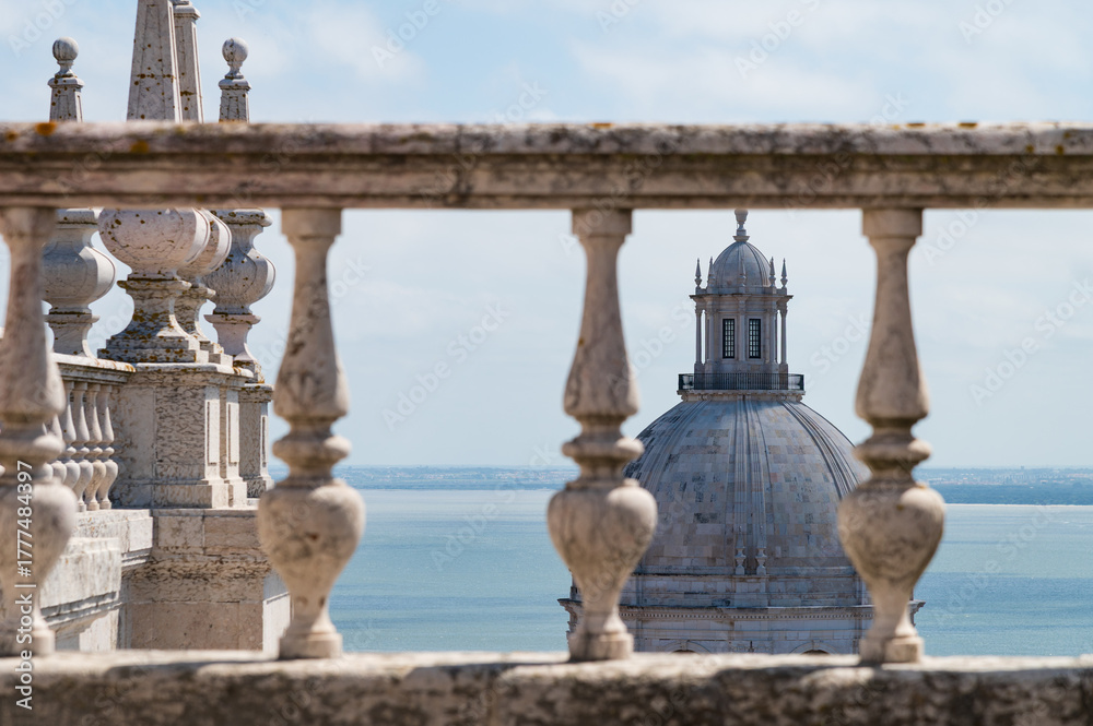 Fototapeta premium lisboa, panoramica del panteon nacional y de la ciudad desde el monasterio de san vicente do fora, portugal