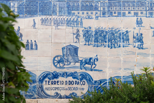 lisboa, azulejos en el mirador de santa lucia describen la vida en el siglo XVIII de la plaza del comercio, portugal.