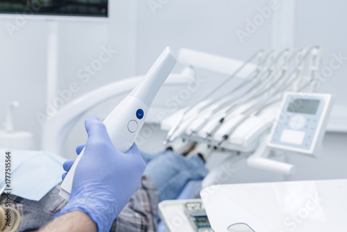 Canvastavla Gloved hand holding intraoral scanner for digital impression in modern dental cl