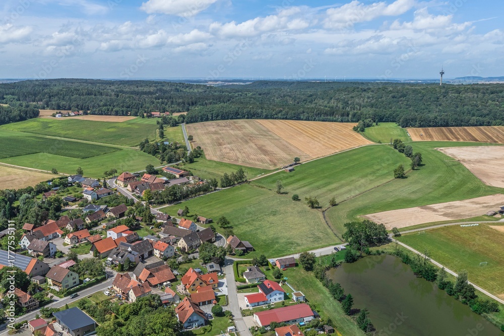 Fototapeta premium Ausblick auf die Landschaft am Hornauer Weiher im Naturpark Frankenhöhe bei Burgbernheim