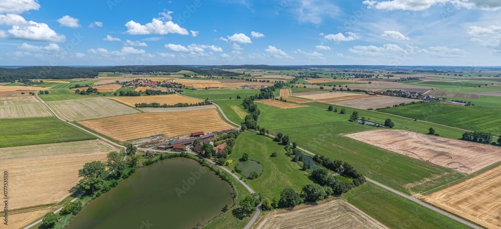 Fototapeta premium Ausblick auf die Landschaft am Hornauer Weiher im Naturpark Frankenhöhe bei Burgbernheim
