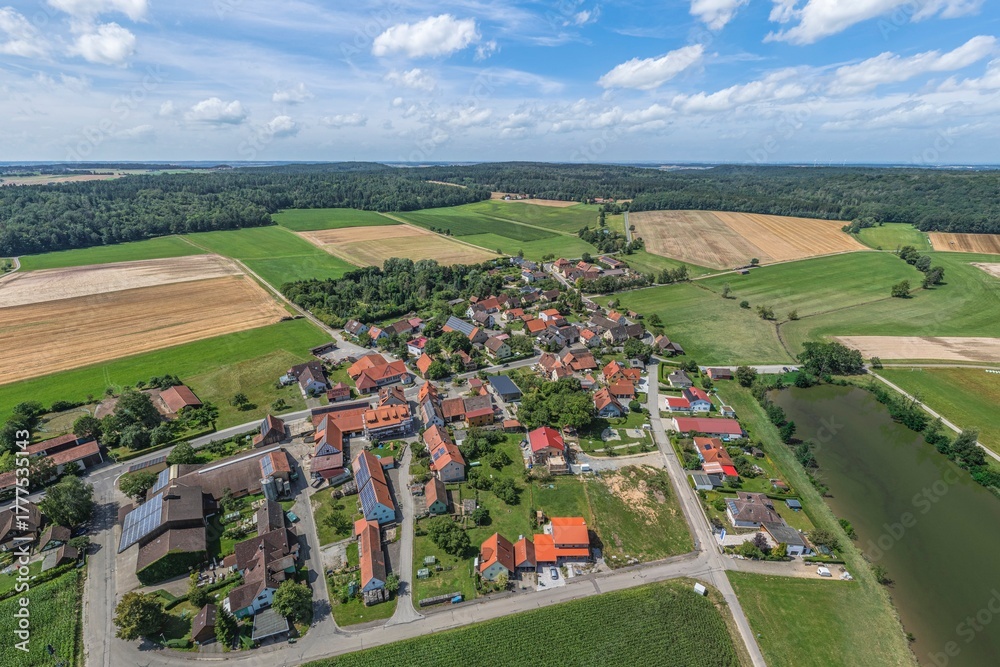 Fototapeta premium Die ländliche Siedlung Hornau am Ursprung der Altmühl aus der Vogelperspektive