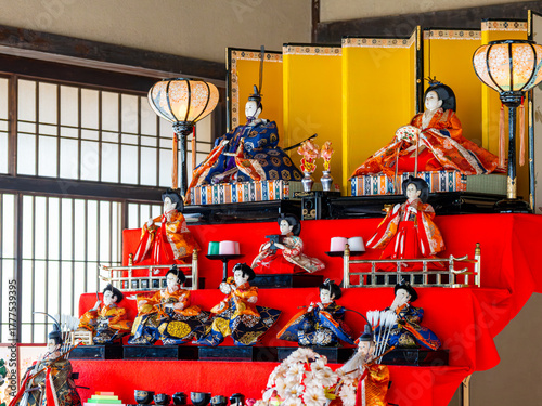 伝統的なひな祭りの雛人形飾り