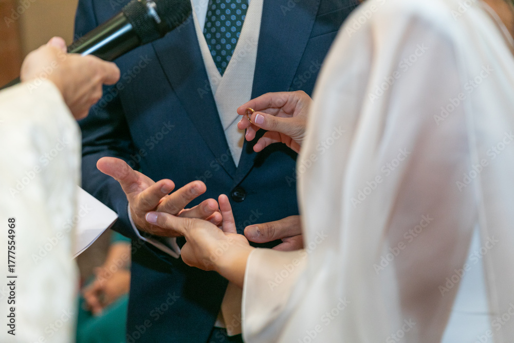 Fototapeta premium boda, novia, novio, anillas, ceremonia, par, amor, mujer, gente, casado, esposos, romance, participación, nupcial, esposa, digno, 2, desposar, anillos, alianza, casar, unión, matrimonio