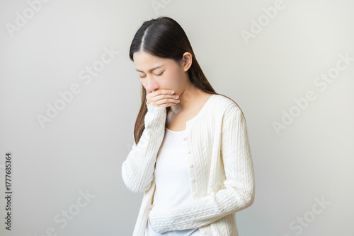 Foto Unhappy pregnant asian young woman, pain girl suffering from nausea, having vomi