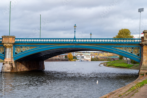 Fotografija A riverscape view with trees in autumn color over the river Trent in Nottingham, UK