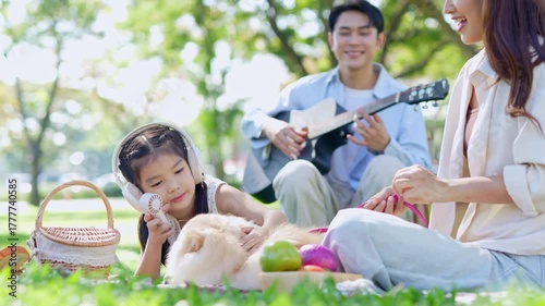  Enjoy a happy family picnic at the park during the holidays.