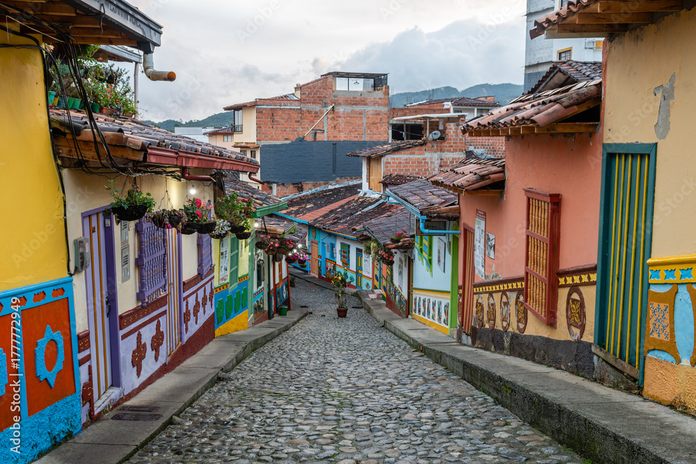 Obraz premium colorful street of guatape colonial town, colombia