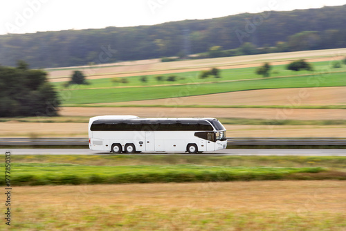 Reisebus auf der Autobahn 1