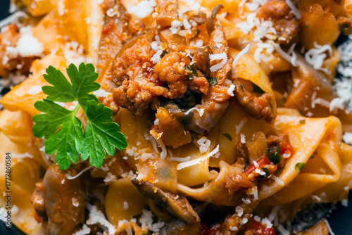 Pasta con funghi e ragù di carne, cibo italiano 
