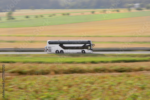Reisebus auf der Autobahn 2