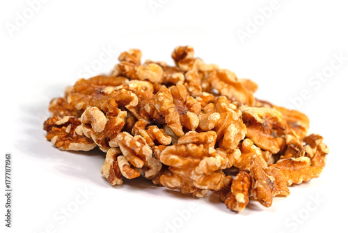 Walnlnusskerne vor einem weißen Hintergrund