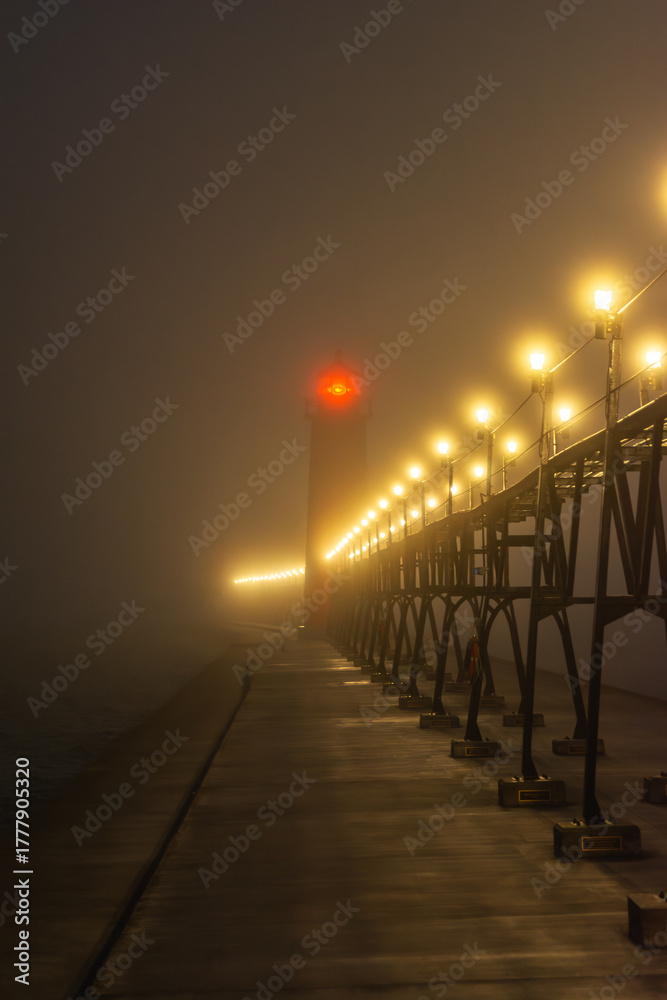 Obraz premium Grand Haven South Pierhead at night