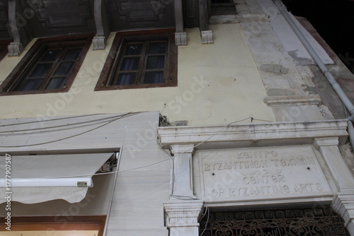 Fototapeta Naklejka Na Ścianę i Meble -  old habitation building in rethymno in crete in greece 