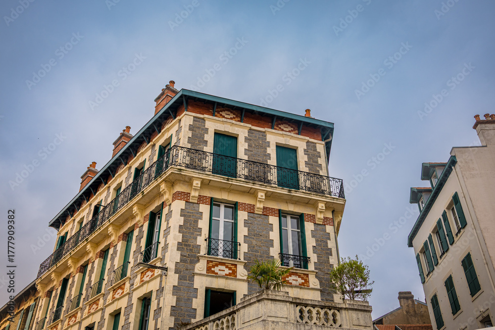Fototapeta premium Dans les rues de Biarritz au pays Basque en France