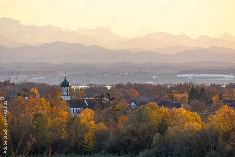 Obraz premium Kirchturm vor Alpenpanorama im Herbst, Kluftern, Deutschland