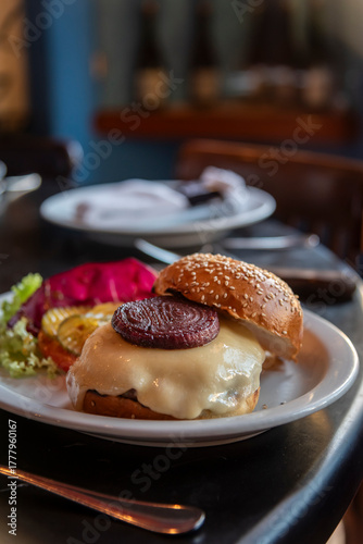 Hamburquesa con queso y cebolla