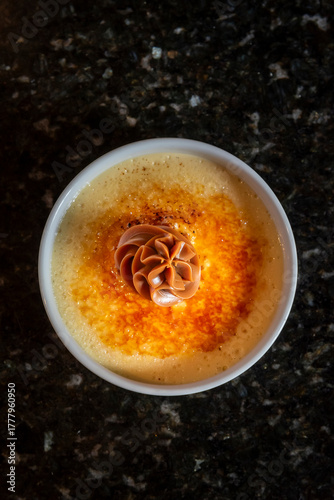 postre creme brulee en una mesa de mármol negra