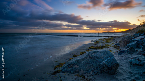 Fototapeta Naklejka Na Ścianę i Meble -  Ostseestrand bei Nienhagen bei Sonnenaufgang