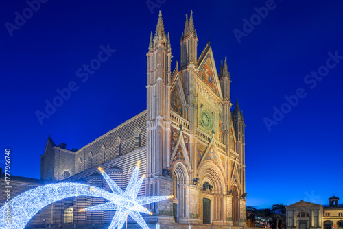 Fototapeta Naklejka Na Ścianę i Meble -  Orvieto, Italy at the cathedral with Christmas Decorations 813