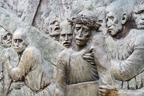 Cuadro en lienzo Station V: Simon of Cyrene helps Jesus carry the Cross
