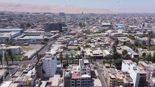 Toma aérea de la ciudad de Tacna, Perú – vistas panorámicas del centro urbano, avenidas, plazas y arquitectura iluminadas por un cielo azul y un día soleado