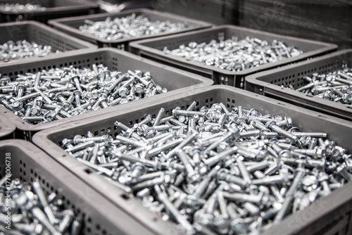 Proceso de fabricación de tornillos en la fábrica